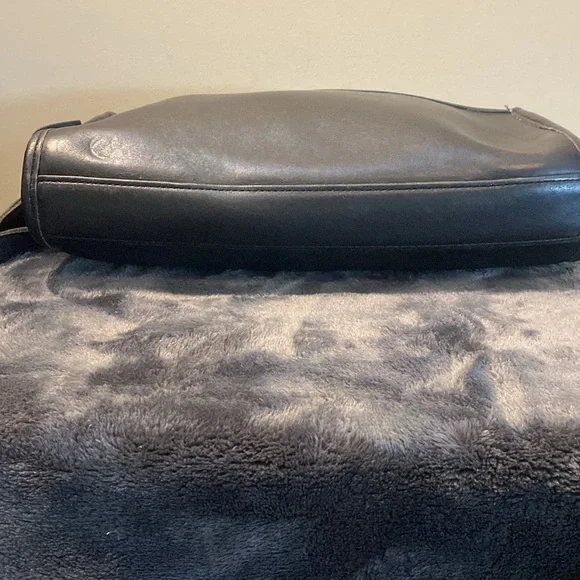 Coach vintage beautiful black bag. - Picture 3 of 9